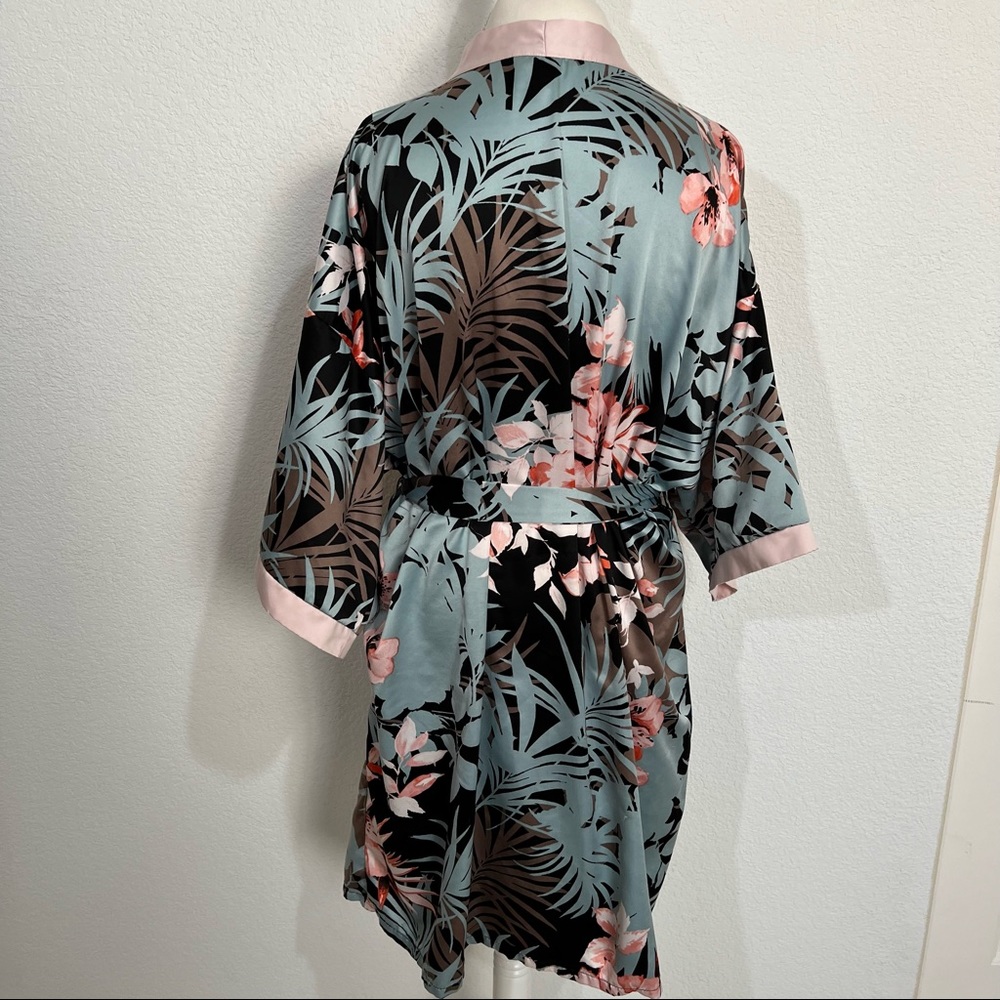 ⚠️SoLD⚠️Secret Treasures Fronds & Florals Belted Front Wrap Robe Short Sleeve - Picture 2 of 13